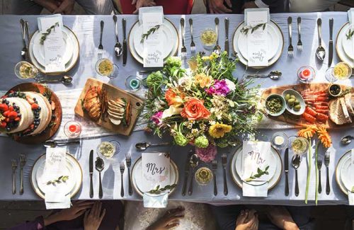 Decoración de mesa para boda con flores, entrantes y tarta