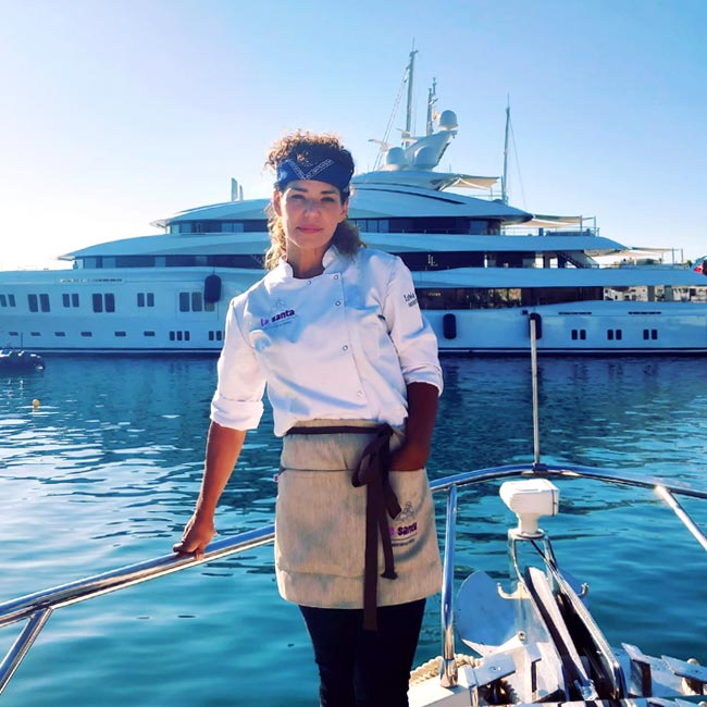 Estela Calzón, chef en Ibiza posando a bordo de un barco