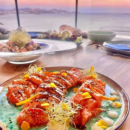 Detalle de plato de tomate con vistas al mar de Ibiza
