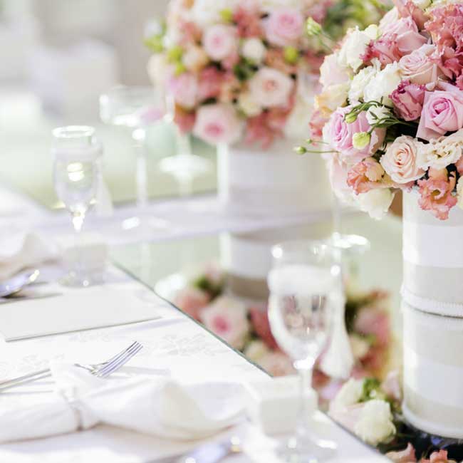 Adornos florales de mesa para una boda